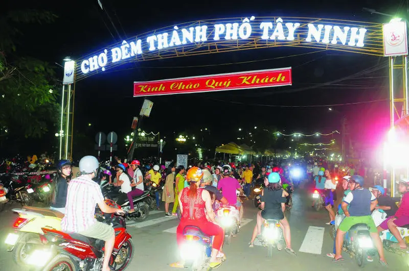 Kh&aacute;m ph&aacute; chợ đ&ecirc;m T&acirc;y Ninh sầm uất v&agrave; n&aacute;o nhiệt 2