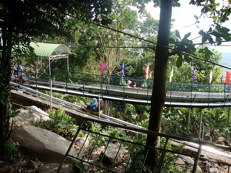 Trải nghiệm M&aacute;ng trượt n&uacute;i B&agrave; Đen d&agrave;i gần 2km 9