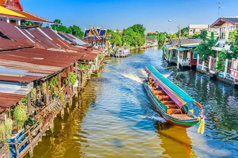 C&oacute; một Thonburi y&ecirc;n b&igrave;nh n&eacute;p m&igrave;nh b&ecirc;n bờ t&acirc;y s&ocirc;ng nước 3