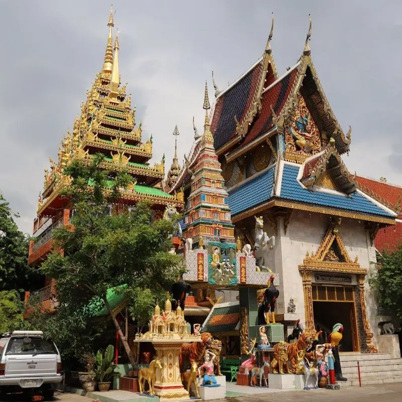 C&oacute; một Thonburi y&ecirc;n b&igrave;nh n&eacute;p m&igrave;nh b&ecirc;n bờ t&acirc;y s&ocirc;ng nước 7