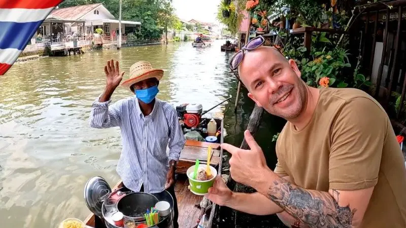 C&oacute; một Thonburi y&ecirc;n b&igrave;nh n&eacute;p m&igrave;nh b&ecirc;n bờ t&acirc;y s&ocirc;ng nước 8
