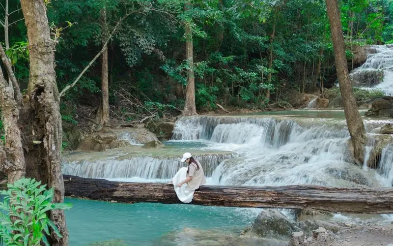 Du lịch Kanchanaburi đầy thơ mộng n&eacute;p m&igrave;nh b&ecirc;n d&ograve;ng Kwai 9