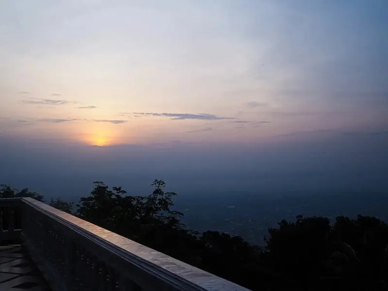 Wat Phra That Doi Suthep lấp lánh ánh vàng bên sườn núi Chiang Mai 8