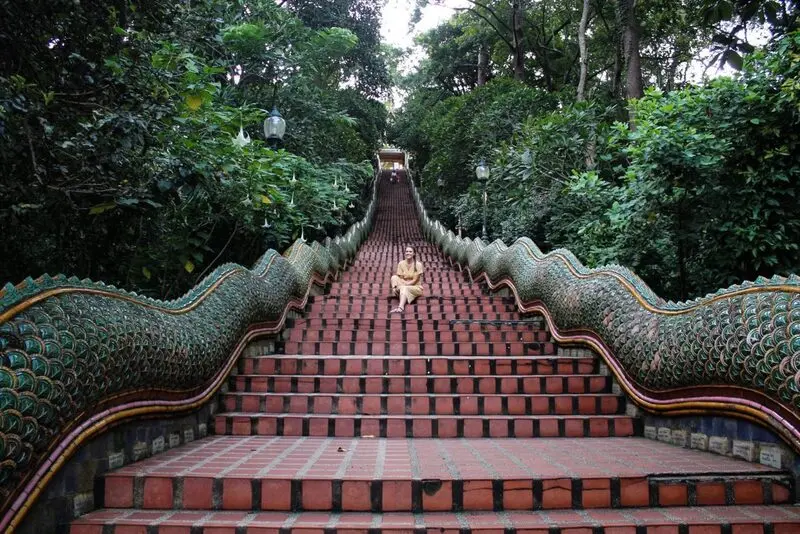 Wat Phra That Doi Suthep lấp lánh ánh vàng bên sườn núi Chiang Mai 3