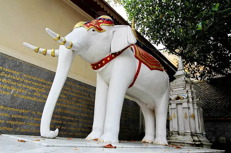 Wat Phra That Doi Suthep lấp lánh ánh vàng bên sườn núi Chiang Mai 7