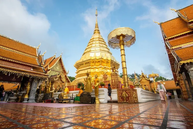 Wat Phra That Doi Suthep lấp lánh ánh vàng bên sườn núi Chiang Mai 4