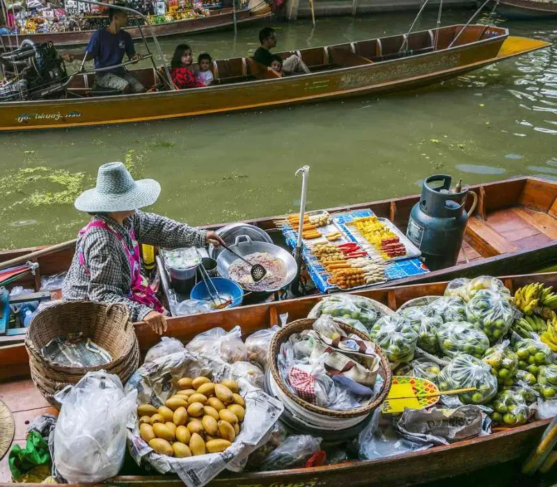 Trải nghiệm chợ nổi Damnoen Saduak trên những chiếc thuyền gỗ ở Thái Lan