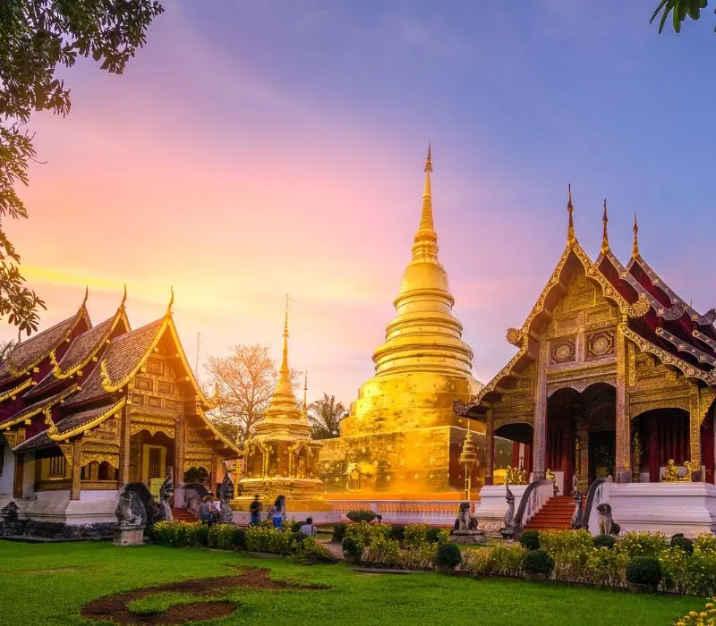 Wat Phra That Doi Suthep lấp lánh ánh vàng bên sườn núi Chiang Mai