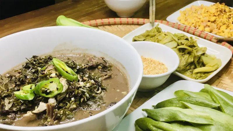 Lạ mi&ecirc;̣ng với món canh lá đắng đ&ocirc;̣c đáo tại xứ Thanh 3