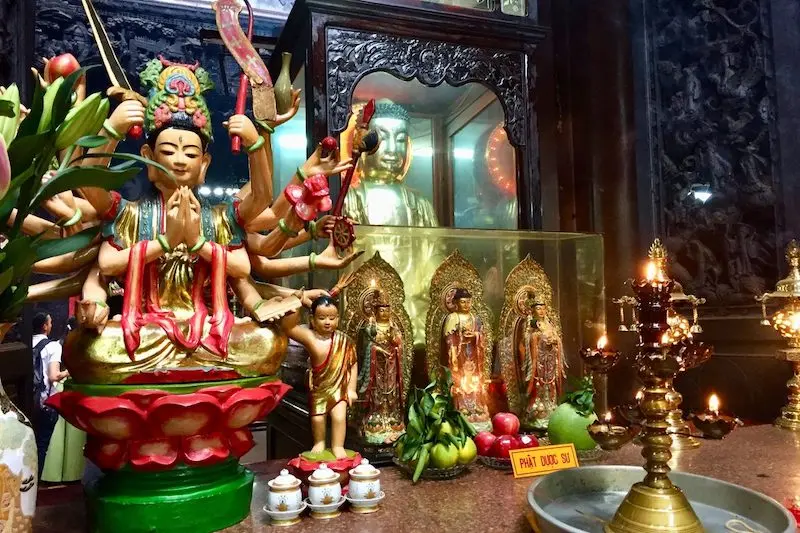 Ch&ugrave;a Ngọc Ho&agrave;ng cầu con c&aacute;i t&igrave;nh duy&ecirc;n thi&ecirc;ng bậc nhất TP.HCM 24