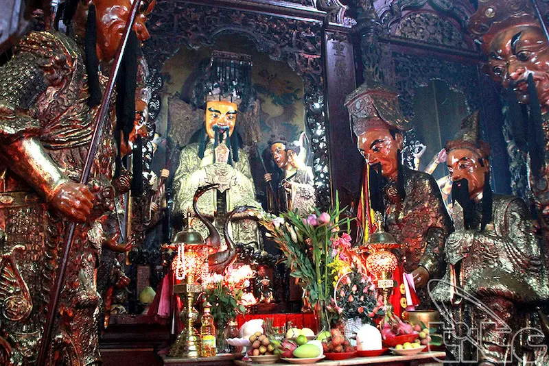 Ch&ugrave;a Ngọc Ho&agrave;ng cầu con c&aacute;i t&igrave;nh duy&ecirc;n thi&ecirc;ng bậc nhất TP.HCM 12