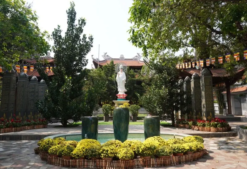 Ch&ugrave;a S&ugrave;ng Đức, kh&ocirc;ng gian Phật gi&aacute;o tĩnh lặng giữa l&ograve;ng th&agrave;nh phố 5