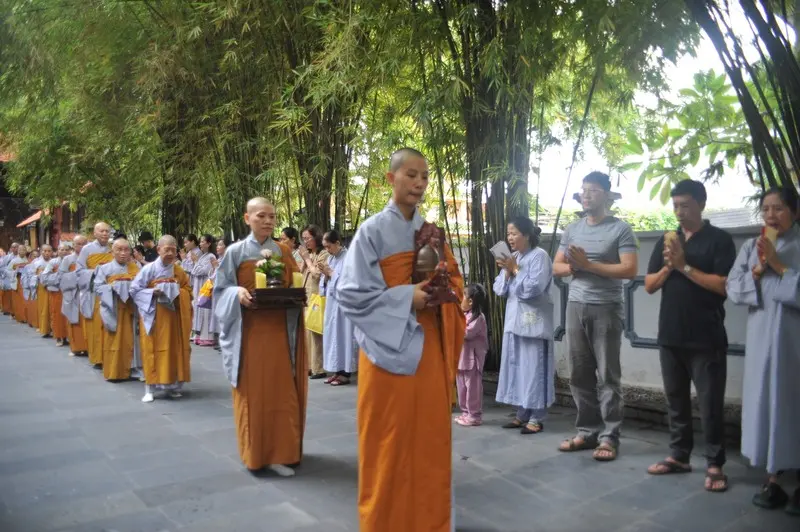Ch&ugrave;a S&ugrave;ng Đức, kh&ocirc;ng gian Phật gi&aacute;o tĩnh lặng giữa l&ograve;ng th&agrave;nh phố 10