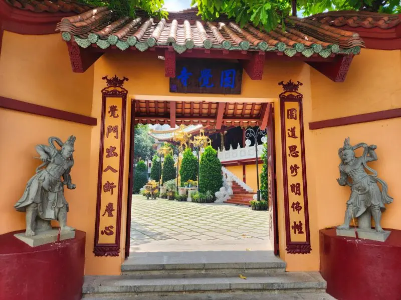 Ch&ugrave;a Vi&ecirc;n Gi&aacute;c với ng&ocirc;i th&aacute;p l&agrave;m bằng gốm sứ cao nhất Việt Nam 3