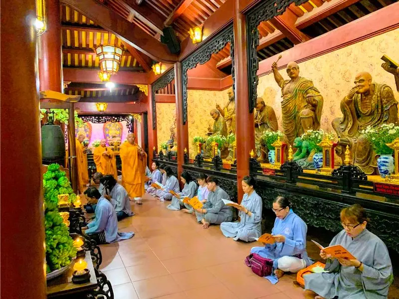 Ch&ugrave;a Vi&ecirc;n Gi&aacute;c với ng&ocirc;i th&aacute;p l&agrave;m bằng gốm sứ cao nhất Việt Nam 6