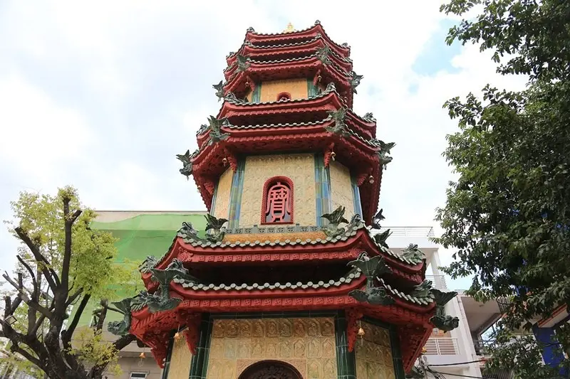 Ch&ugrave;a Vi&ecirc;n Gi&aacute;c với ng&ocirc;i th&aacute;p l&agrave;m bằng gốm sứ cao nhất Việt Nam 8