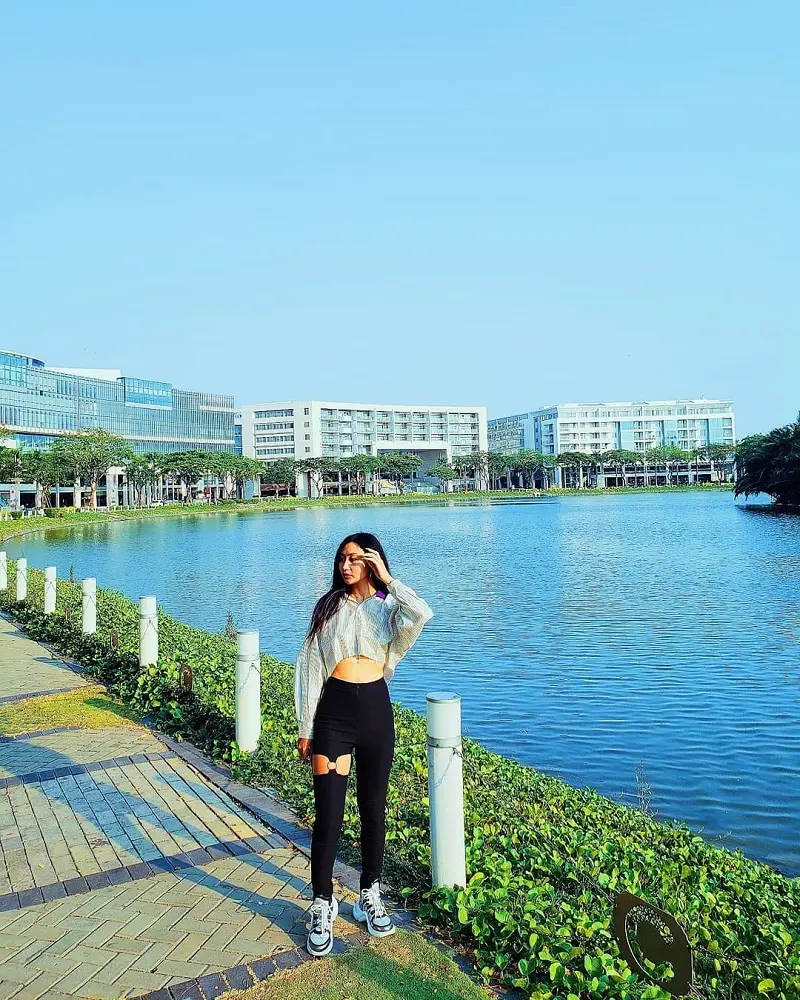 Hồ B&aacute;n Nguyệt uốn lượn bao bọc những gi&aacute; trị cảnh quan của S&agrave;i G&ograve;n 6