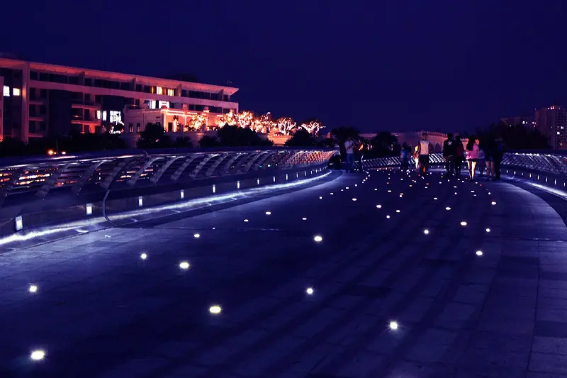 Hồ B&aacute;n Nguyệt uốn lượn bao bọc những gi&aacute; trị cảnh quan của S&agrave;i G&ograve;n 7