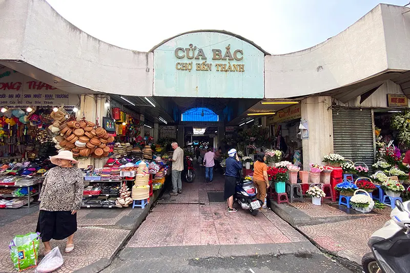 Kh&aacute;m ph&aacute; chợ Bến Th&agrave;nh, biểu tượng l&acirc;u đời của S&agrave;i G&ograve;n 17