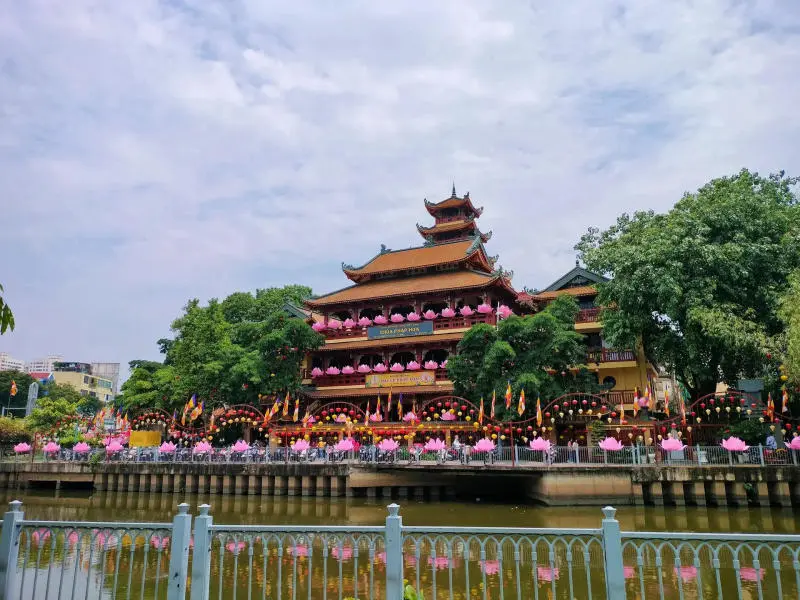 Kh&aacute;m ph&aacute; ch&ugrave;a Ph&aacute;p Hoa thanh tịnh giữa l&ograve;ng S&agrave;i G&ograve;n 2