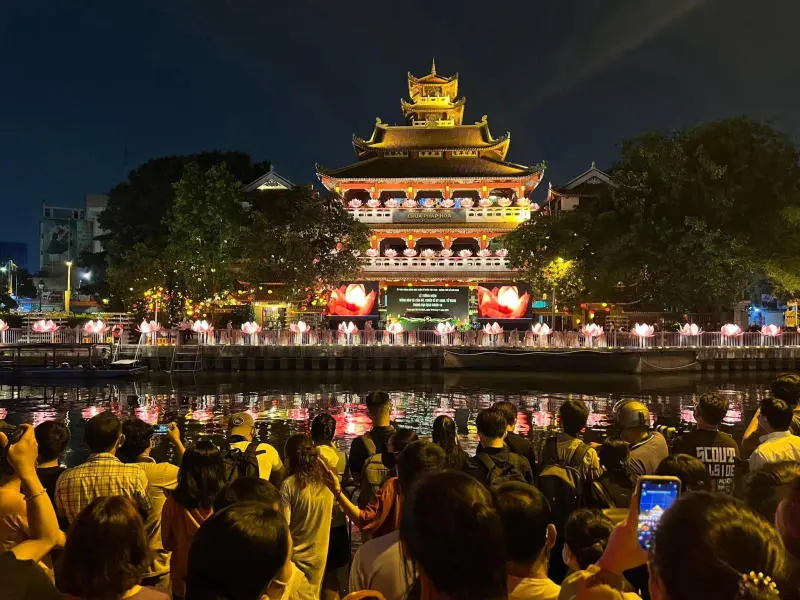 Kh&aacute;m ph&aacute; ch&ugrave;a Ph&aacute;p Hoa thanh tịnh giữa l&ograve;ng S&agrave;i G&ograve;n 8