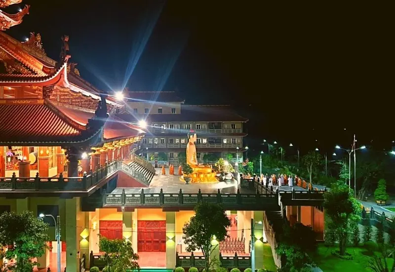 Kh&aacute;m ph&aacute; ch&ugrave;a Phật c&ocirc; đơn b&igrave;nh y&ecirc;n giữa nhịp sống đ&ocirc; thị 3