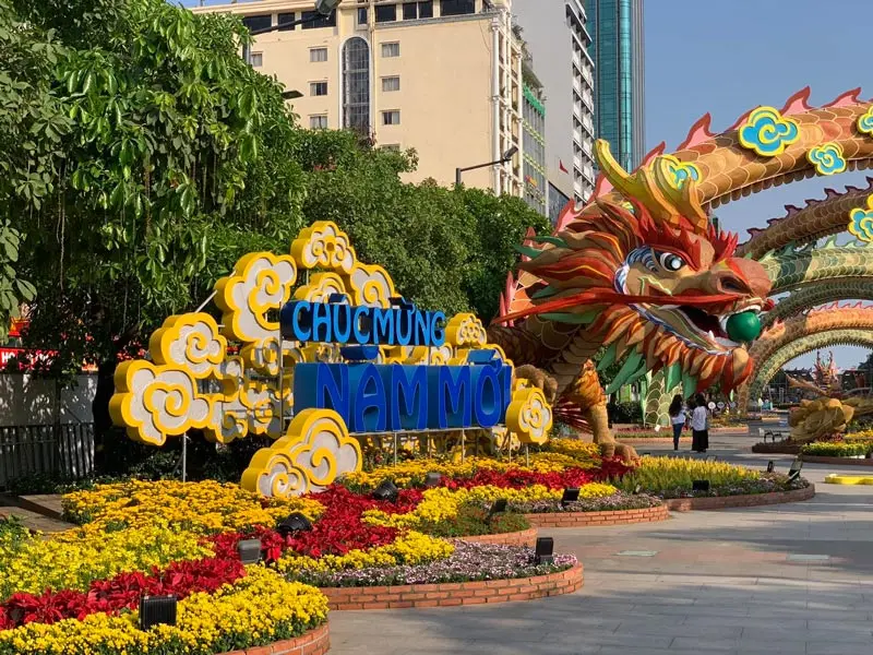 Kh&aacute;m ph&aacute; đường hoa Nguyễn Huệ 2024 v&agrave; linh vật Rồng si&ecirc;u ho&agrave;nh tr&aacute;ng 5
