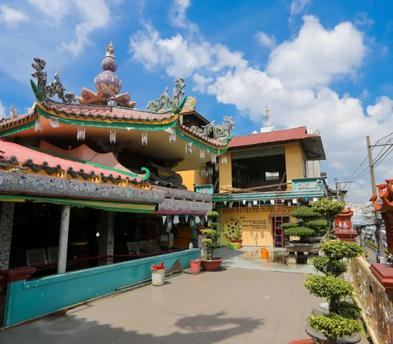 Khám phá ngôi chùa An Phú đầy độc đáo từ miểng sành tại Quận 8 4