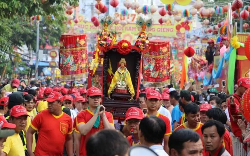 Linh thi&ecirc;ng ch&ugrave;a B&agrave; Thi&ecirc;n Hậu giữa l&ograve;ng quận 5 12