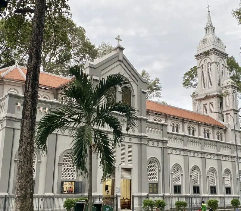 Nh&agrave; thờ Th&aacute;nh nữ Jeanne d'Arc với kiến tr&uacute;c Ph&aacute;p thơ mộng 3