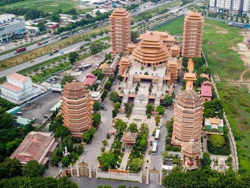 Ph&aacute;p viện Minh Đăng Quang - Ng&ocirc;i ch&ugrave;a thi&ecirc;ng giữa l&ograve;ng S&agrave;i G&ograve;n 4