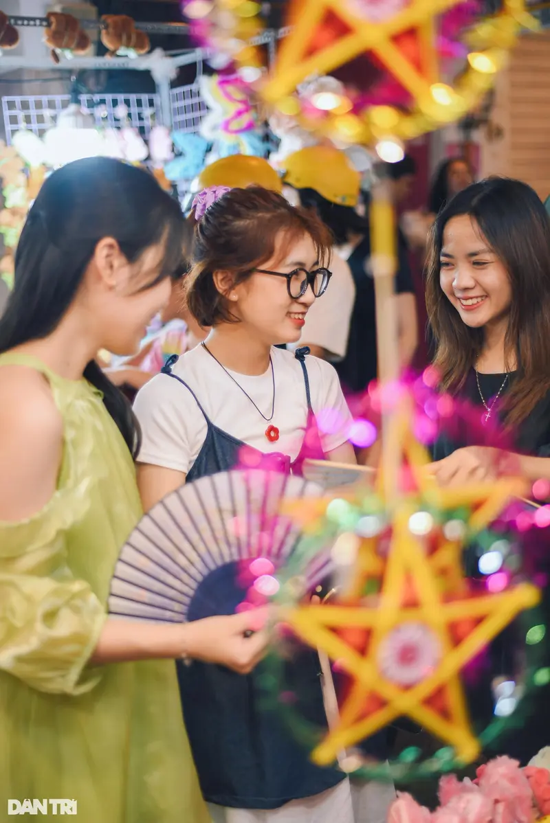 Phố lồng đèn Quận 5 Lương Nhữ Học bừng sáng cả góc đường dịp Trung thu 10
