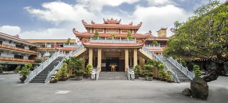 Top 12 ngôi chùa cầu tài lộc ở Sài Gòn nổi tiếng linh thiêng 8