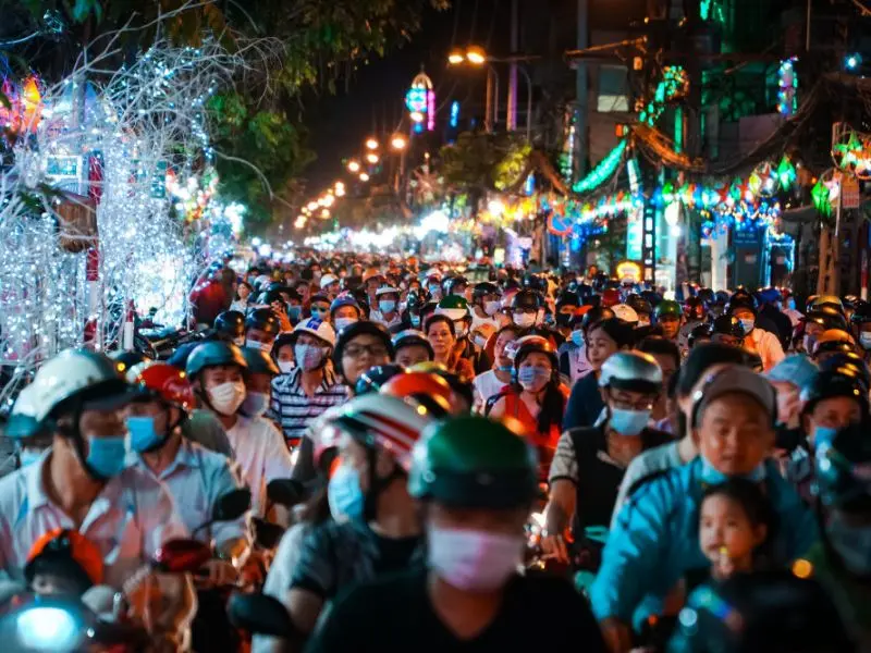 X&oacute;m đạo Quận 8 nhộn nhịp v&agrave; lung linh dưới &aacute;nh đ&egrave;n Gi&aacute;ng Sinh 15