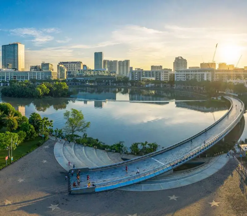 Hồ Bán Nguyệt uốn lượn bao bọc những giá trị cảnh quan của Sài Gòn