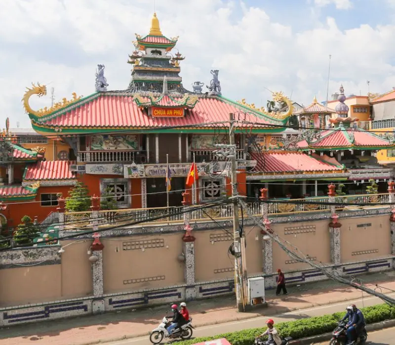 Khám phá ngôi chùa An Phú đầy độc đáo từ miểng sành tại Quận 8