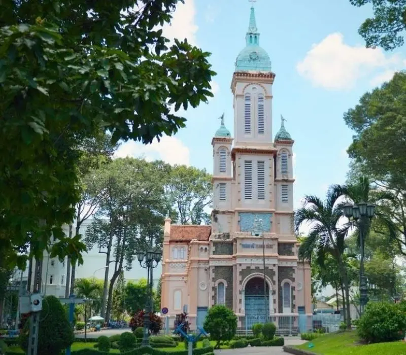 Nhà thờ Thánh nữ Jeanne d'Arc với kiến trúc Pháp thơ mộng