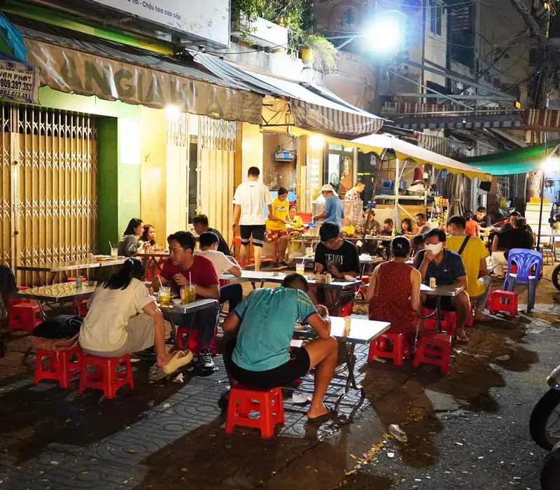 Cơm tấm Bãi Rác có gì mà hàng dài người xếp hàng chờ thưởng thức