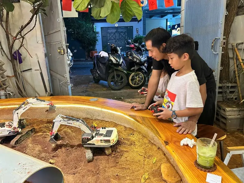 10AM Cafe: Tiệm cafe độc lạ c&ugrave;ng trải nghiệm đua xe m&ocirc; h&igrave;nh 5