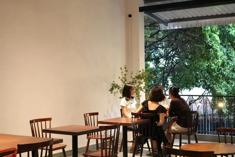 10AM Cafe: Tiệm cafe độc lạ c&ugrave;ng trải nghiệm đua xe m&ocirc; h&igrave;nh 2