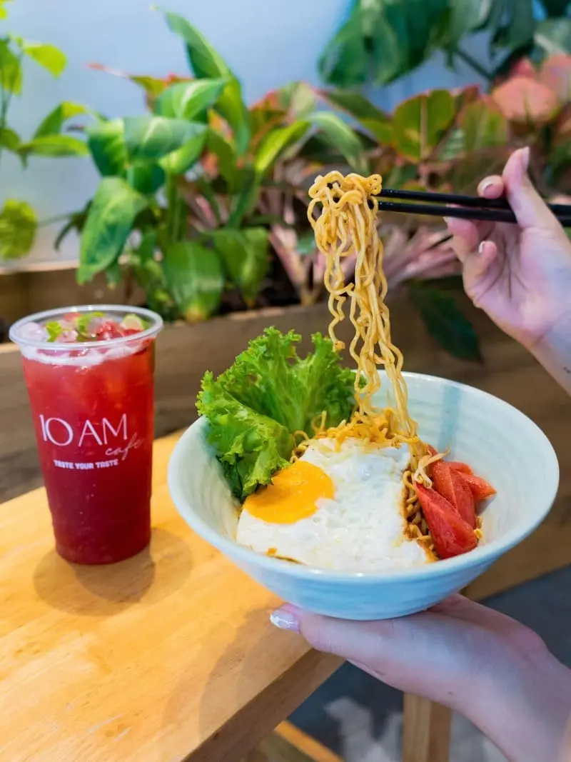 10AM Cafe: Tiệm cafe độc lạ c&ugrave;ng trải nghiệm đua xe m&ocirc; h&igrave;nh 3