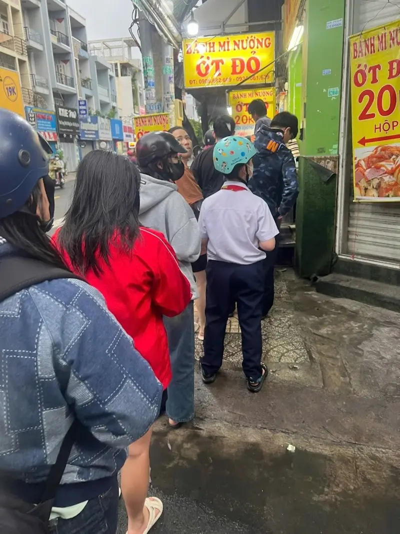 8 qu&aacute;n b&aacute;nh m&igrave; nướng muối ớt g&oacute;i trọn hương vị đường phố S&agrave;i G&ograve;n 4