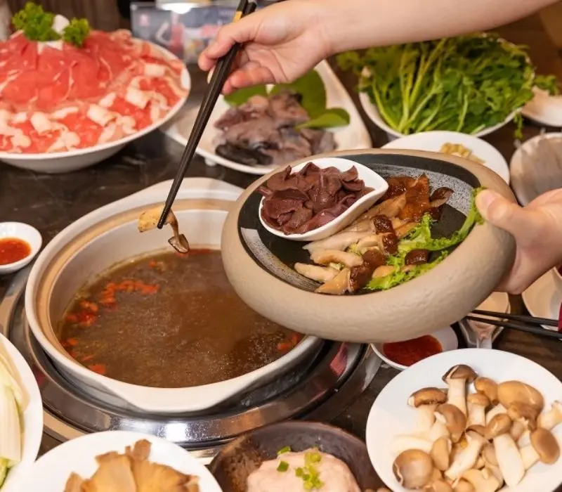 8 qu&aacute;n lẩu băng chuyền S&agrave;i G&ograve;n khiến bạn ch&aacute;y t&uacute;i v&igrave; qu&aacute; ngon 4