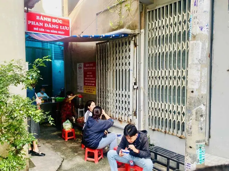 Ăn thử bánh đúc Phan Đăng Lưu cùng sự thú vị của chủ quán 4