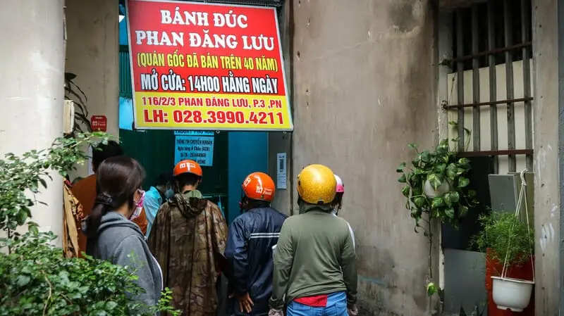 Ăn thử bánh đúc Phan Đăng Lưu cùng sự thú vị của chủ quán 3