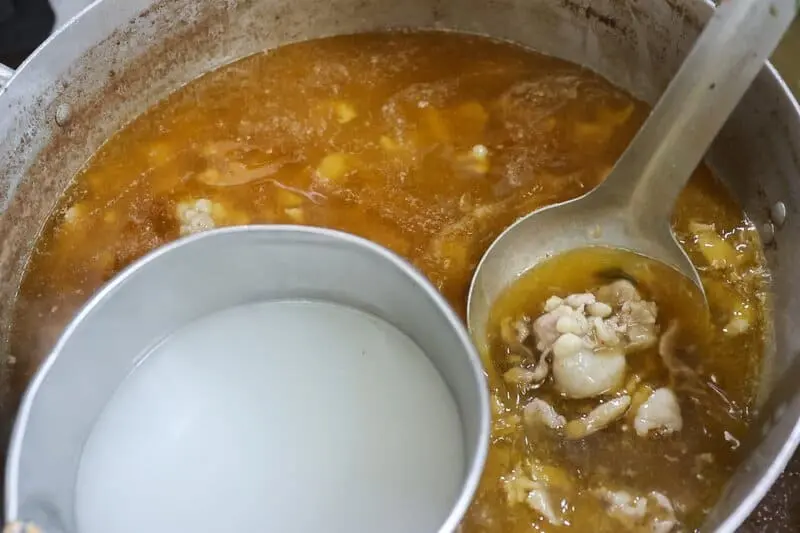 B&uacute;n b&ograve; Huế mỡ nổi c&ocirc; Như thơm b&eacute;o n&uacute;p hẻm Quận 3 6