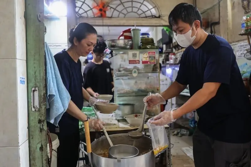 B&uacute;n b&ograve; Huế mỡ nổi c&ocirc; Như thơm b&eacute;o n&uacute;p hẻm Quận 3 4