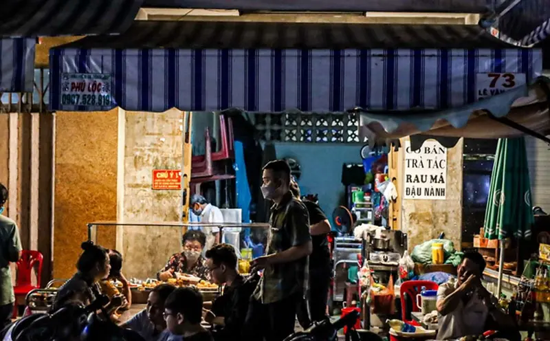 Cơm tấm B&atilde;i R&aacute;c c&oacute; g&igrave; m&agrave; h&agrave;ng d&agrave;i người xếp h&agrave;ng chờ thưởng thức 4