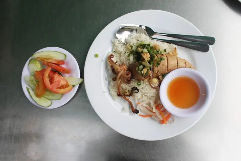 Cơm tấm B&atilde;i R&aacute;c c&oacute; g&igrave; m&agrave; h&agrave;ng d&agrave;i người xếp h&agrave;ng chờ thưởng thức 8