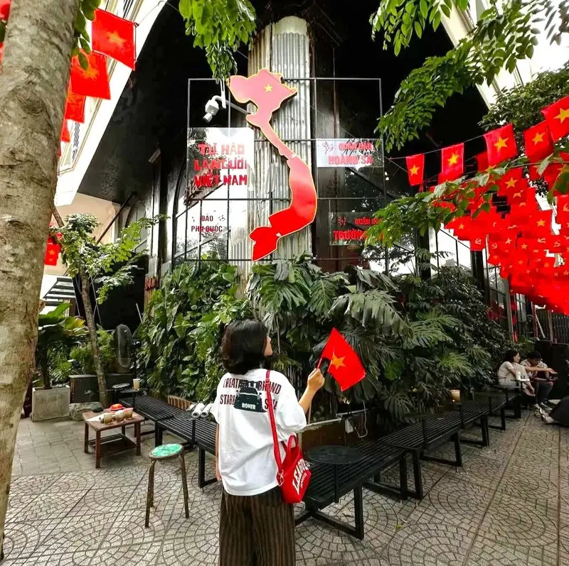 Gh&eacute; 11 qu&aacute;n c&agrave; ph&ecirc; concept &ldquo;y&ecirc;u nước&rdquo; TP.HCM check-in 4